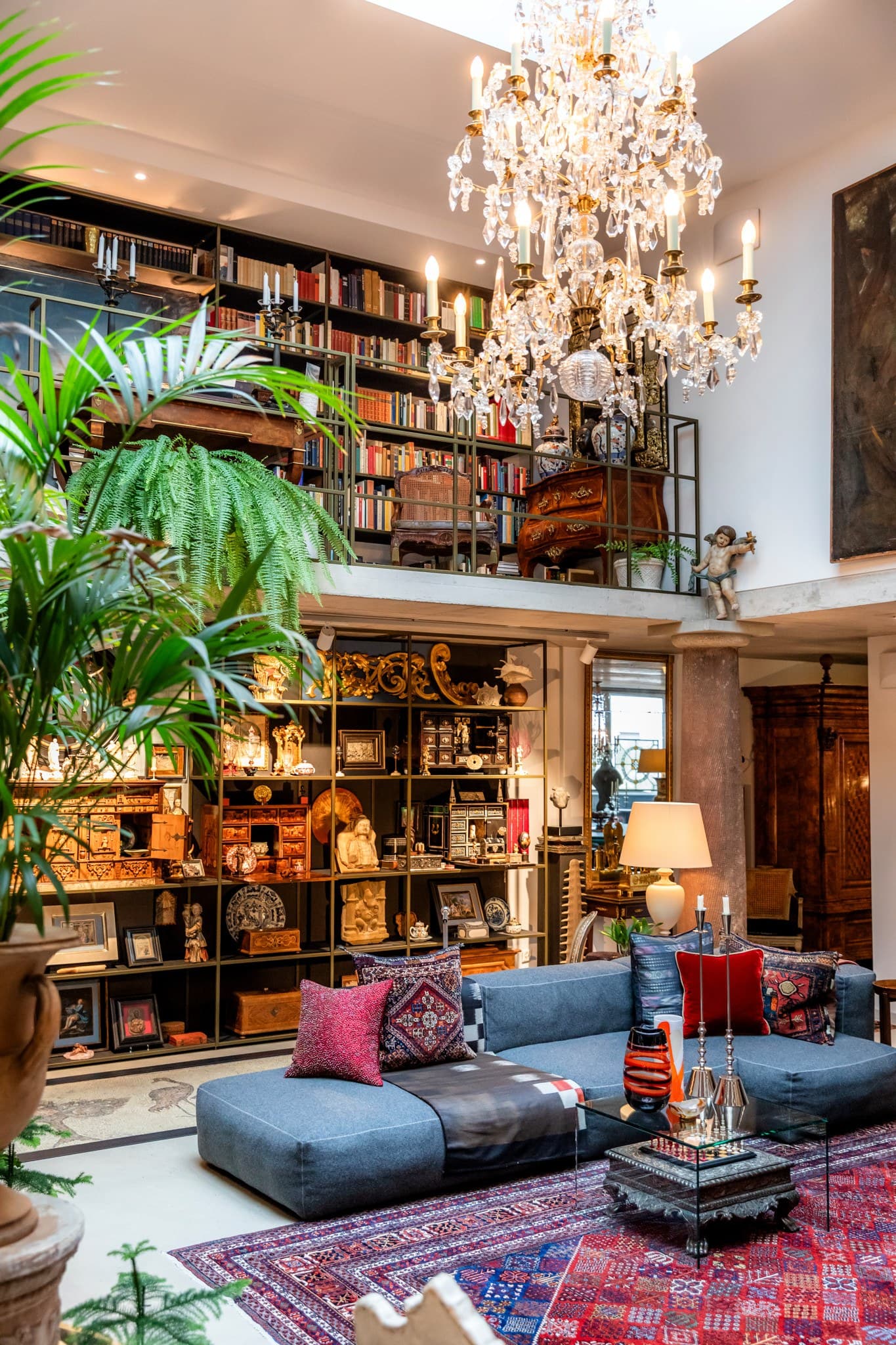 Expertentag Basel, Spalenring 1 — Salon mit Lüster, Bibliothek und Vitrinen