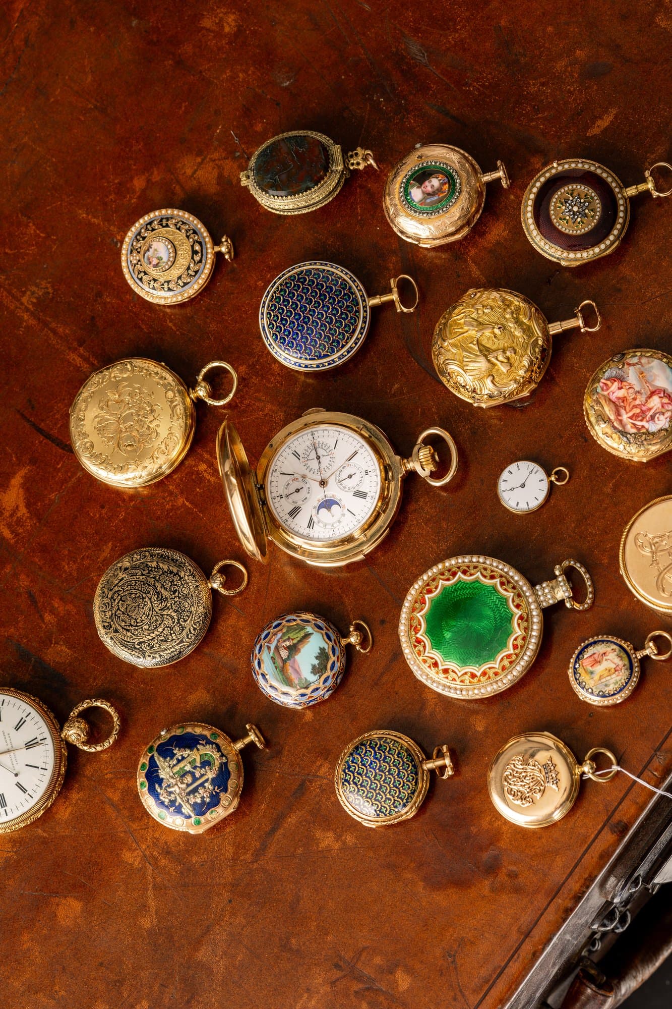 Goldene Taschenuhren mit Email- und Perlendekor, in der Mitte eine Savonnette mit Kalender und Mondphase — Auktionshaus Zofingen