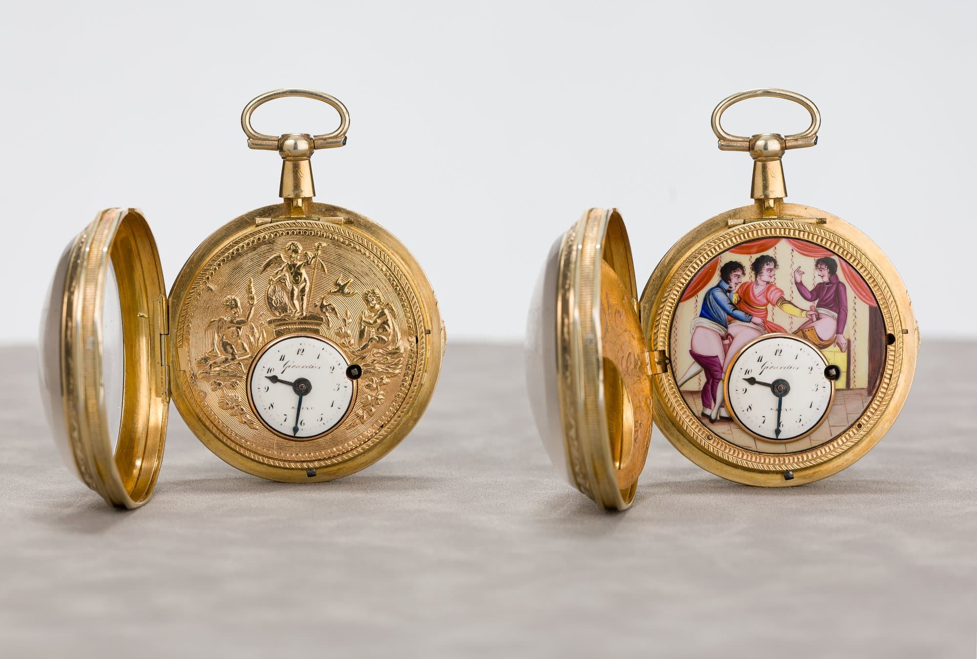 Spindel-Taschenuhr von Girardier L’Aîné, Genf, um 1810: Deckel mit Putten, darunter die verborgene Szene