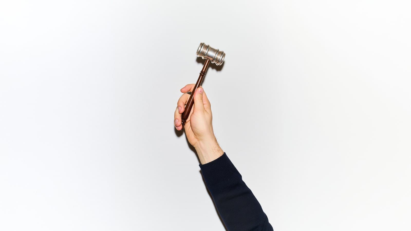 Hand mit Auktionshammer — Herbstauktion 2026, Auktionshaus Zofingen