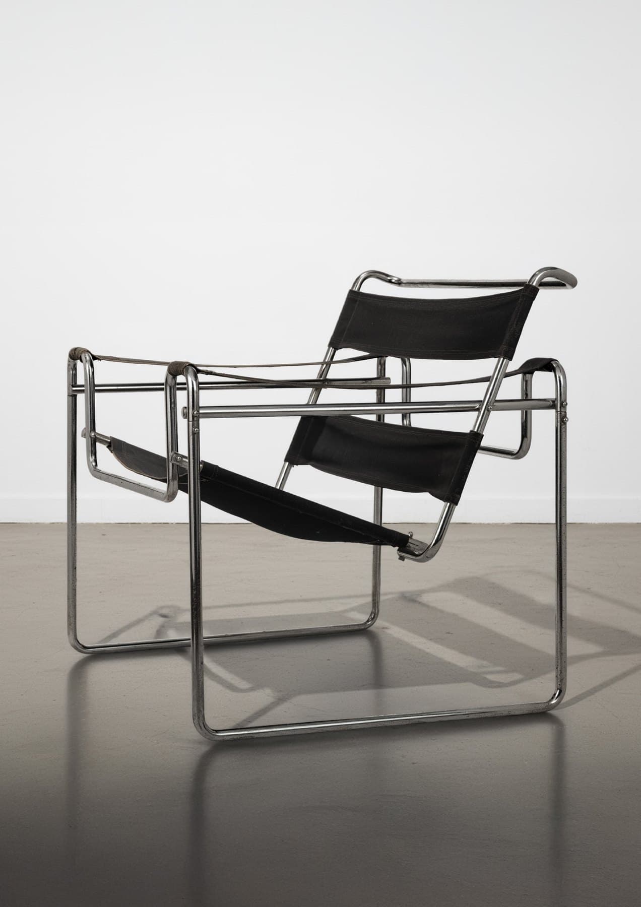 Bauhaus im Original: Ein früher Wassily Chair und ein Hocker von Le Corbusier