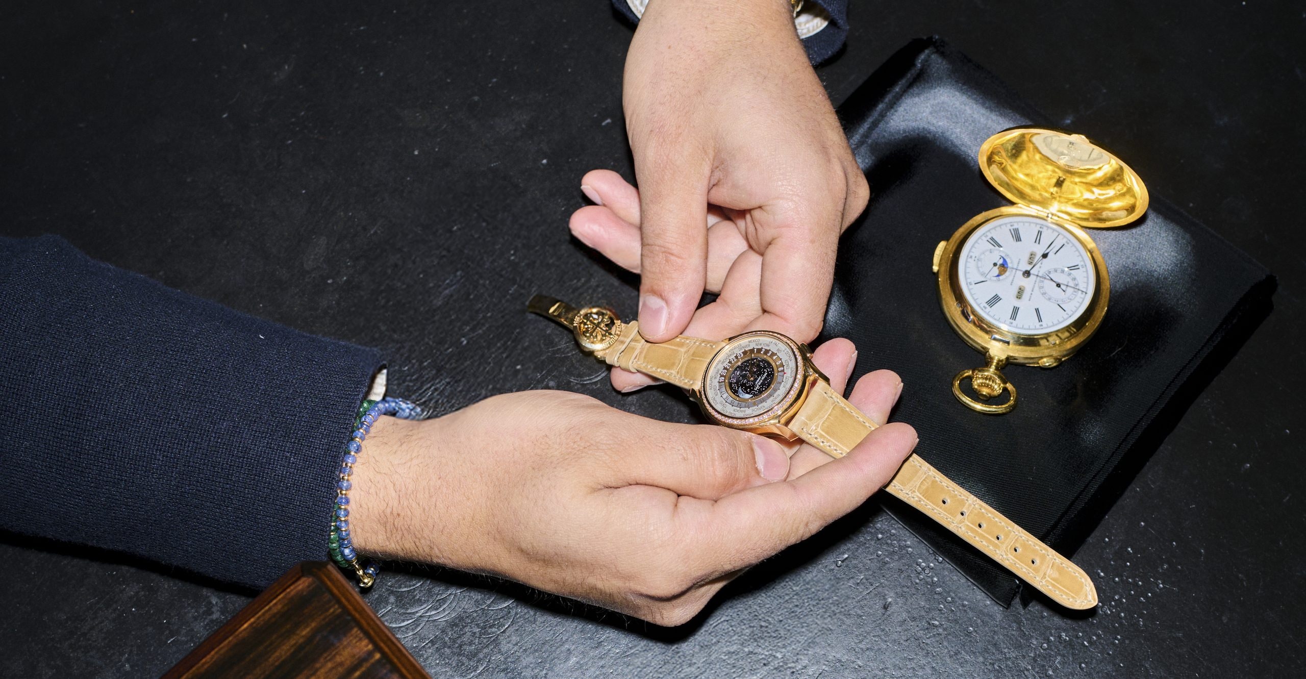 Estimation de montres : montre-bracelet et montre de poche en or dans les mains de l’expert — Auktionshaus Zofingen